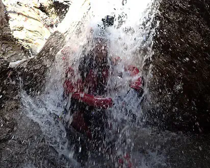 Canyoning Familienspaß - ganzer Körper im Wasserstrahl