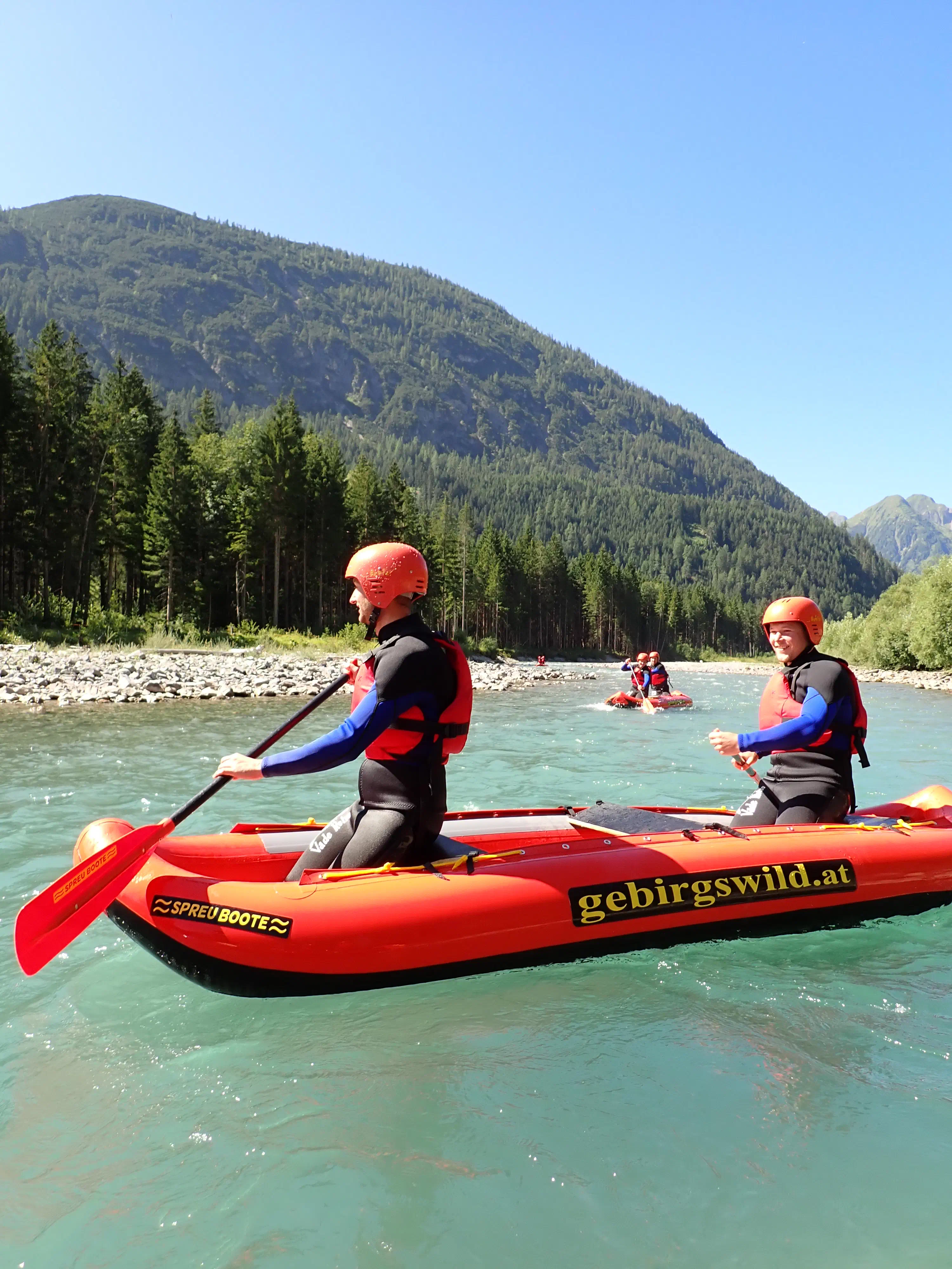 2 Personen paddeln gemeinsam in Boot