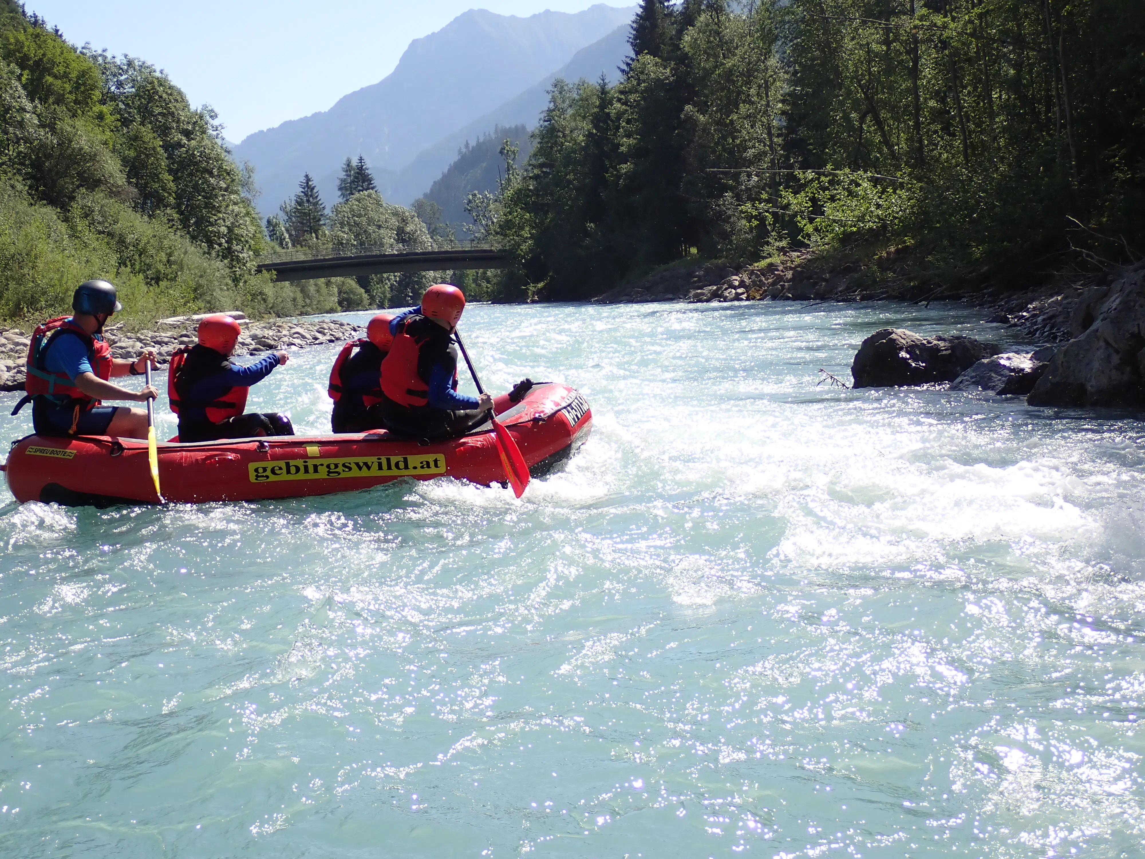 6 Personen Paddeln gemeinsam mit vollem Elan und viel Freude