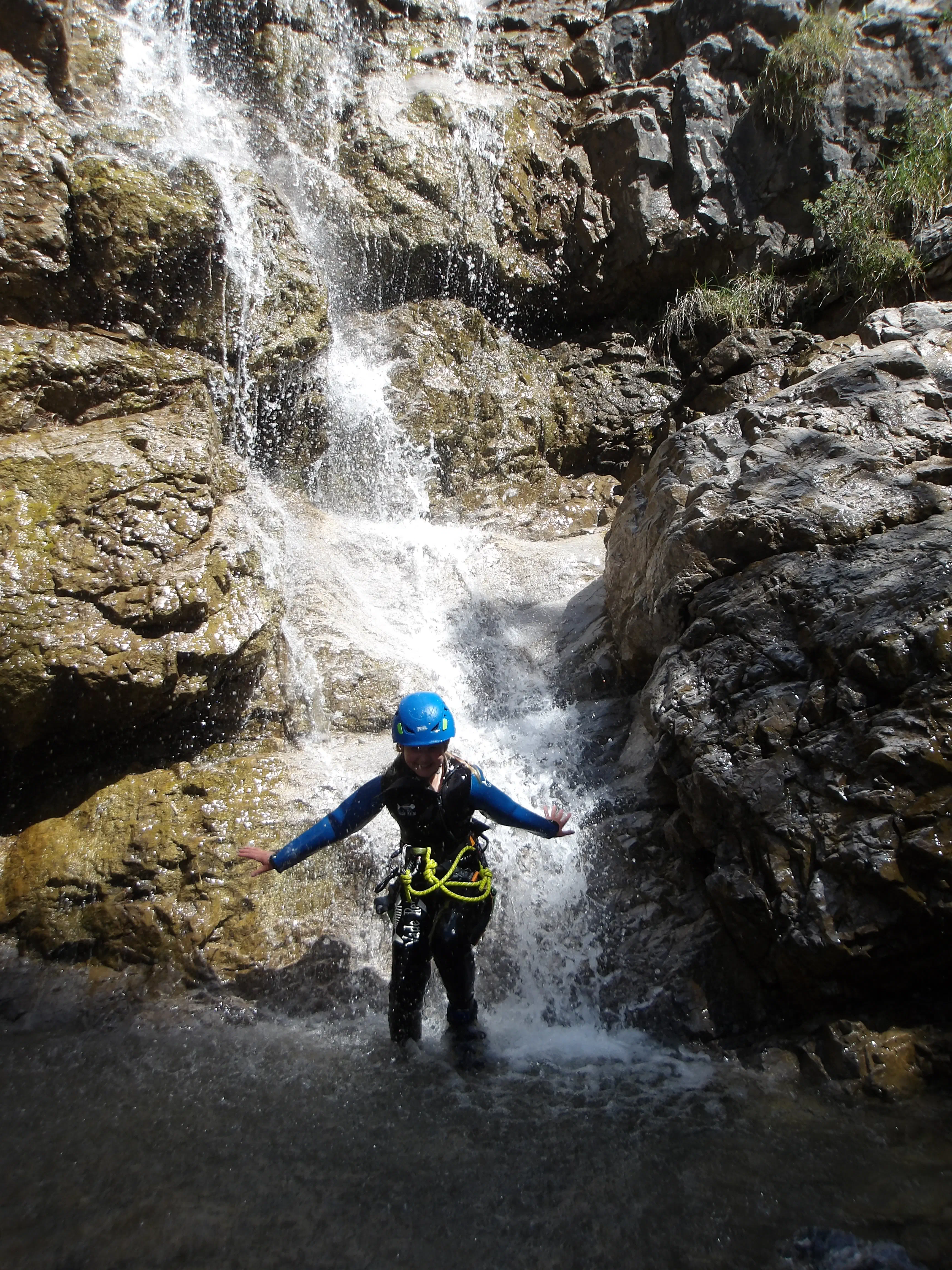Familie chillt vor kleinem Wasserfall.