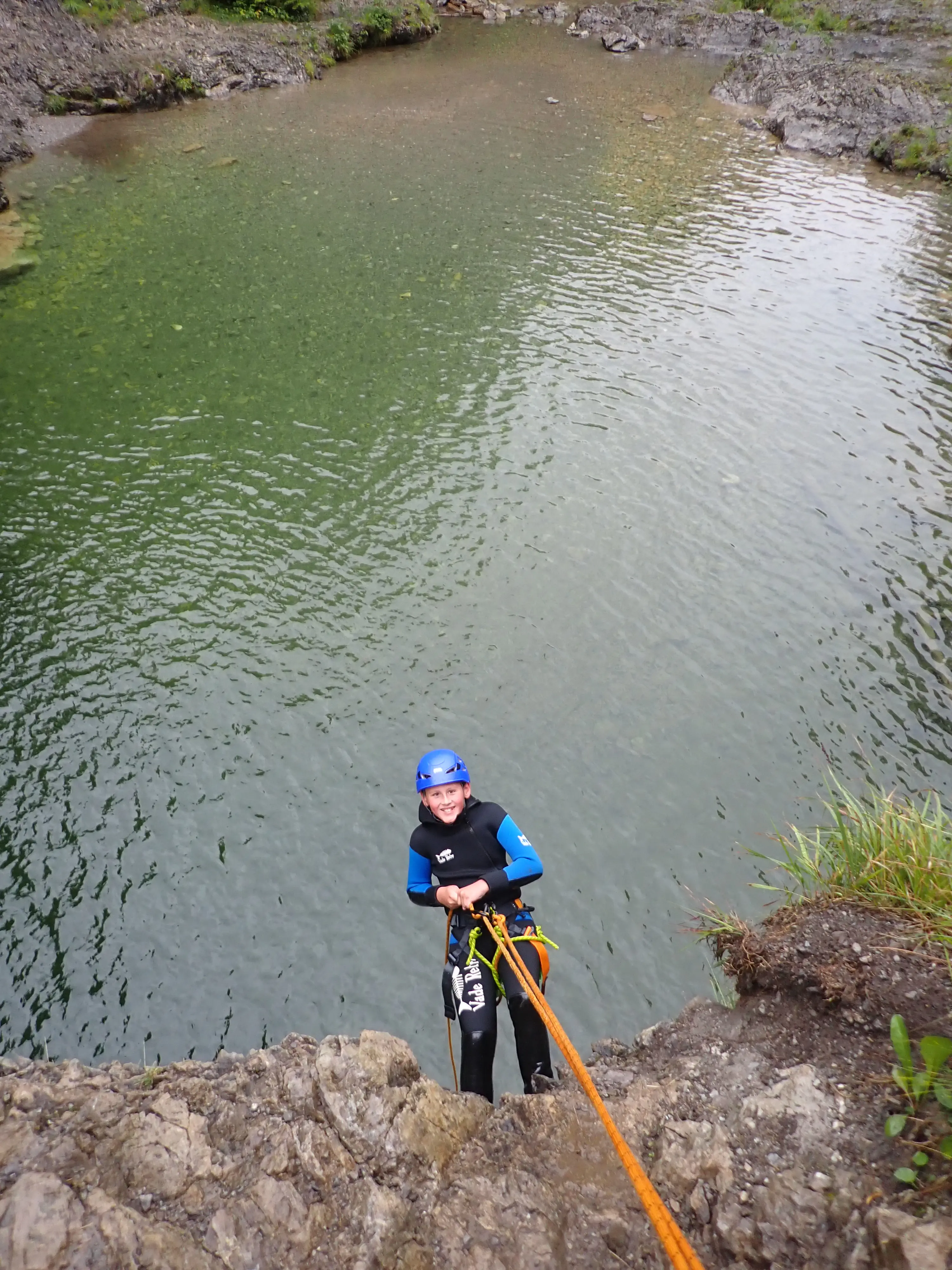 Erste kleine Abseilversuche beim Familiencanyoning